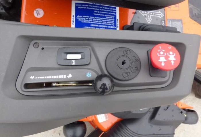 Husqvarna Z254 Zero Turn Lawn Mower 54" Deck 24 hp Briggs (Scratch and Dent) 6 Husqvarna Z254 Zero Turn Lawn Mower 54" Deck 24 hp Briggs (Scratch and Dent) - Image 4